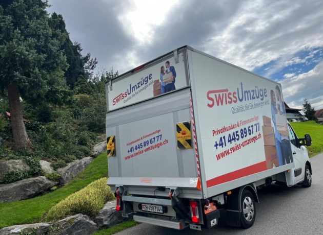Professionelle Umzugsfirma in Gossau beim sicheren Transport von Möbeln und Umzugskartons für einen stressfreien Umzug.