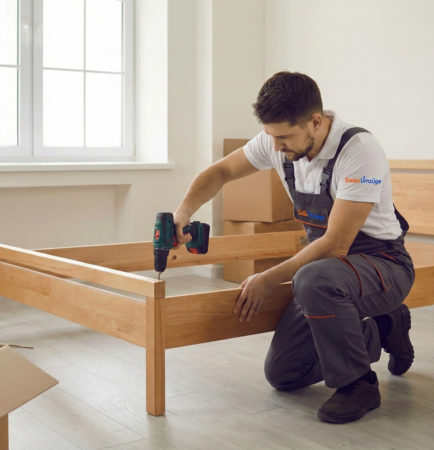 Handwerkerservice inklusive: Ein Swiss Umzüge Mitarbeiter baut ein Bett im neuen Zuhause fachgerecht auf.