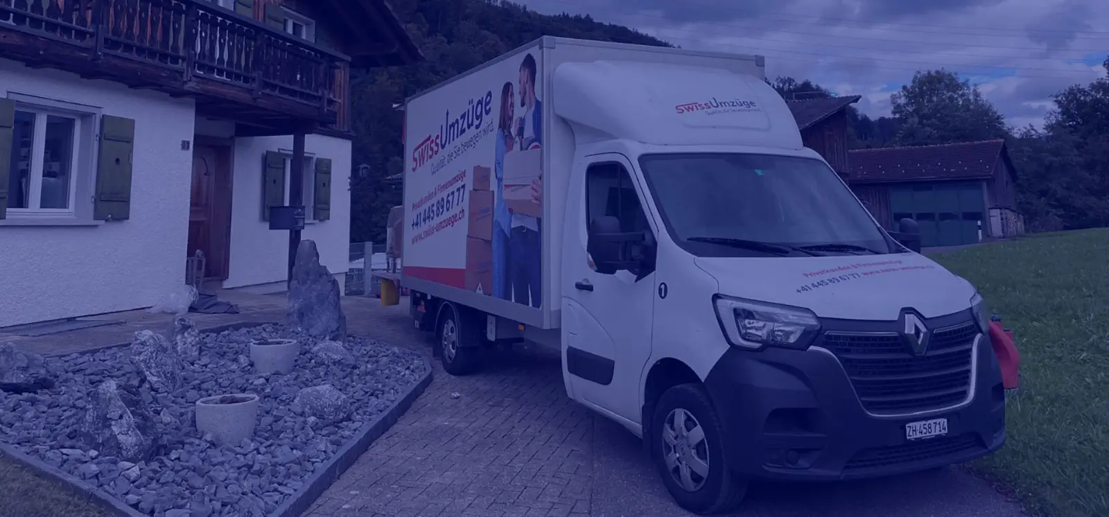 Umzugswagen von Swiss Umzüge vor einem Einfamilienhaus Umzugswagen von Swiss Umzüge vor einem Einfamilienhaus